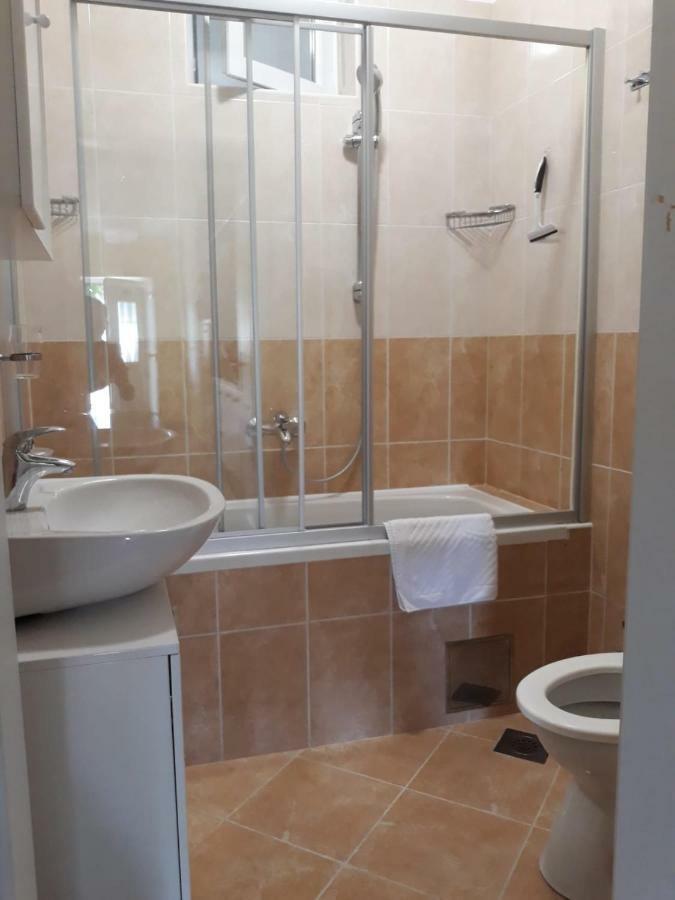 Spacious 1 Bedroom 4 Star Apartment, مْليني المظهر الخارجي الصورة